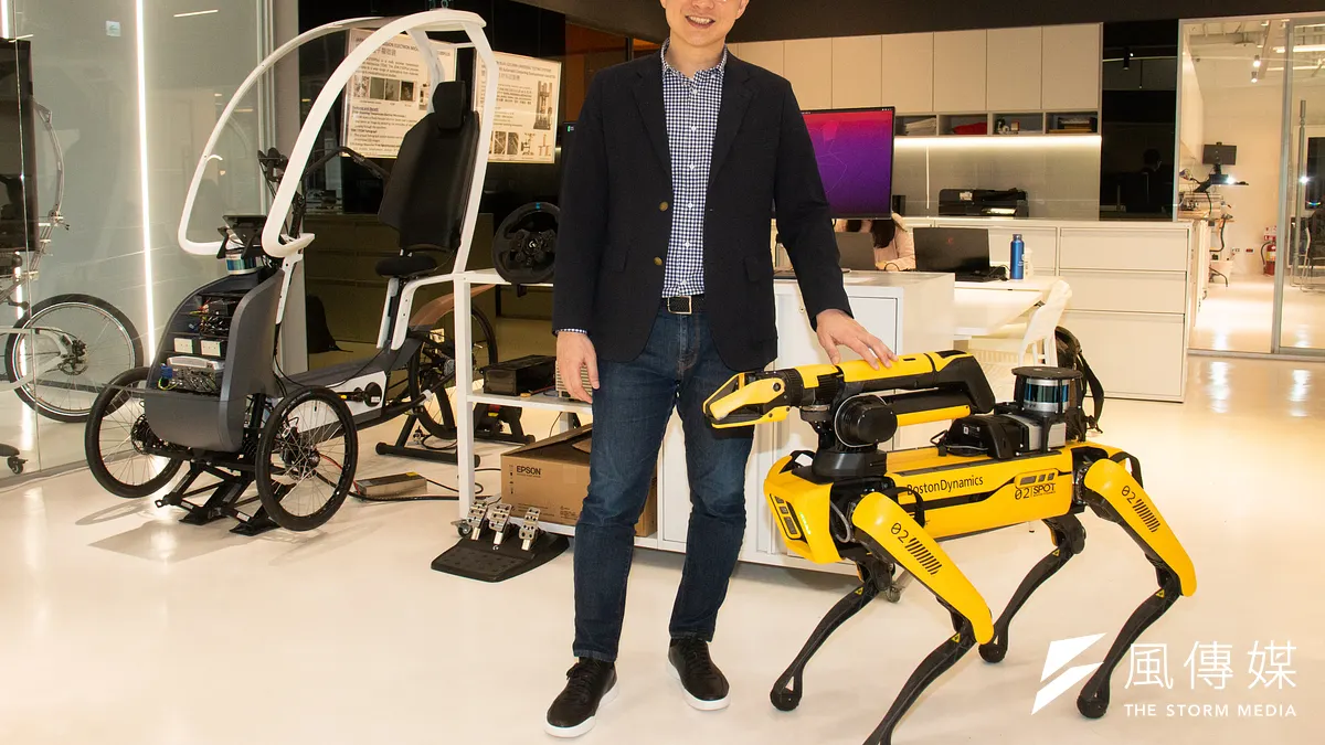 MIT城市科學實驗室亞洲區總監林家樑展示會聽話的機械狗,左邊是他所研發的輕型無人載具(PEV)。(蔡親傑攝)