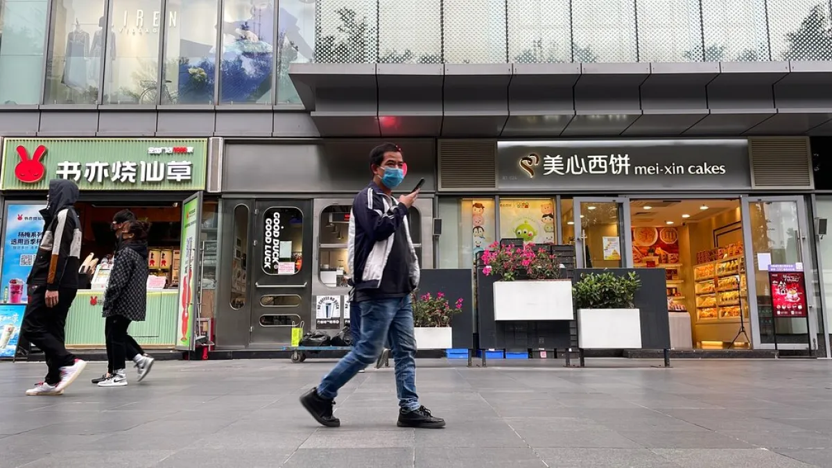 2022年12月1日,解封後的廣州市海珠區街頭。(美聯社)