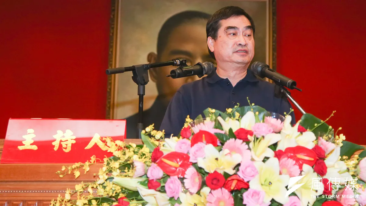 台北市政府警察局局長交接典禮21日舉行,代表市長柯文哲主持的副市長鄧家基致詞時表示,邱豐光在領導工作盡心盡力,相信所有台北市民都會想念這麼一位警察局長。(陳明仁攝)