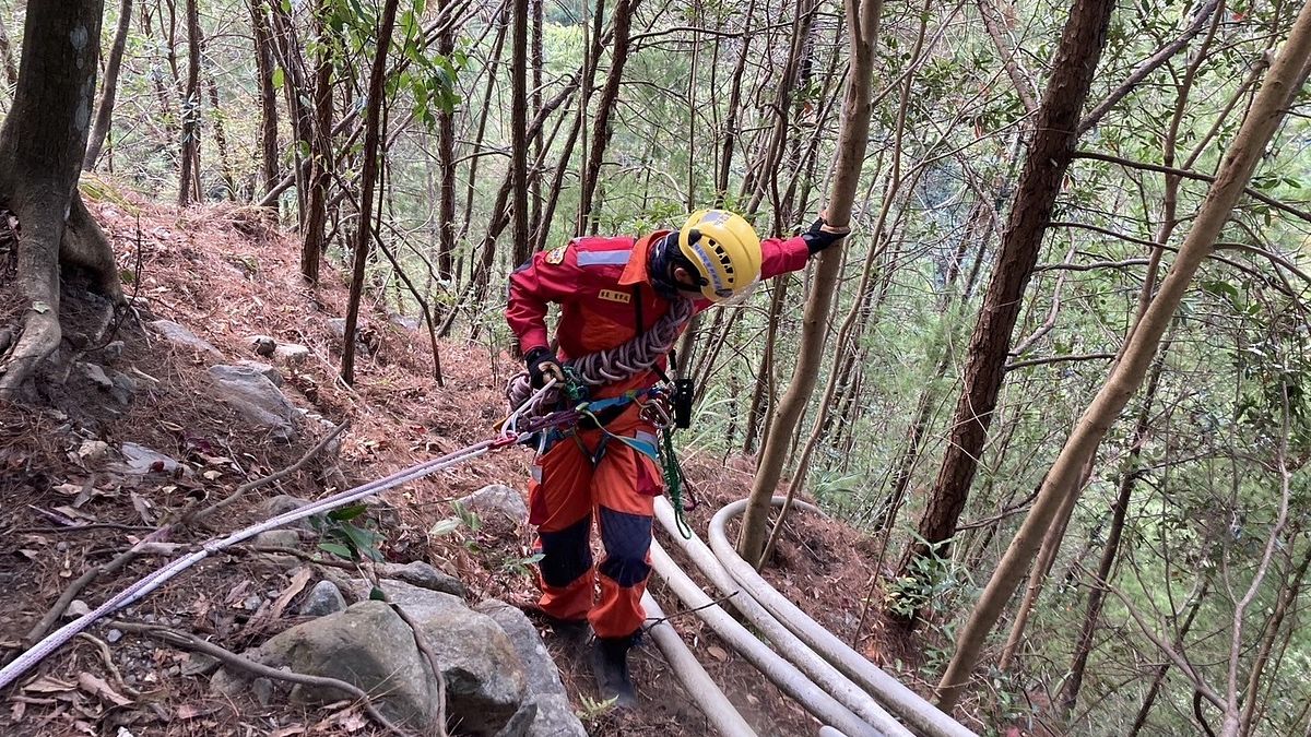 空拍機在深及200公尺的山谷河床拍到人影,經確認為潘男,然而發現他已無生命跡象。(圖/翻攝自記者爆料網) 空拍機在深及200公尺的山谷河床拍到人影,經確認為潘男,然而發現他已無生命跡象。(圖/翻攝自記者爆料網)