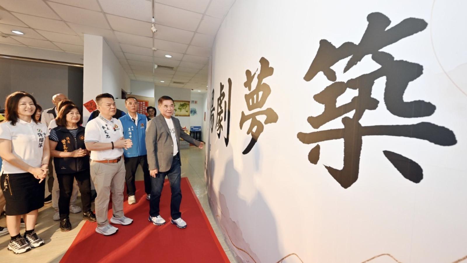 苗栗青年創業指揮部「築夢劇場」啟用 鍾東錦鼓勵青年藉此實現夢想
