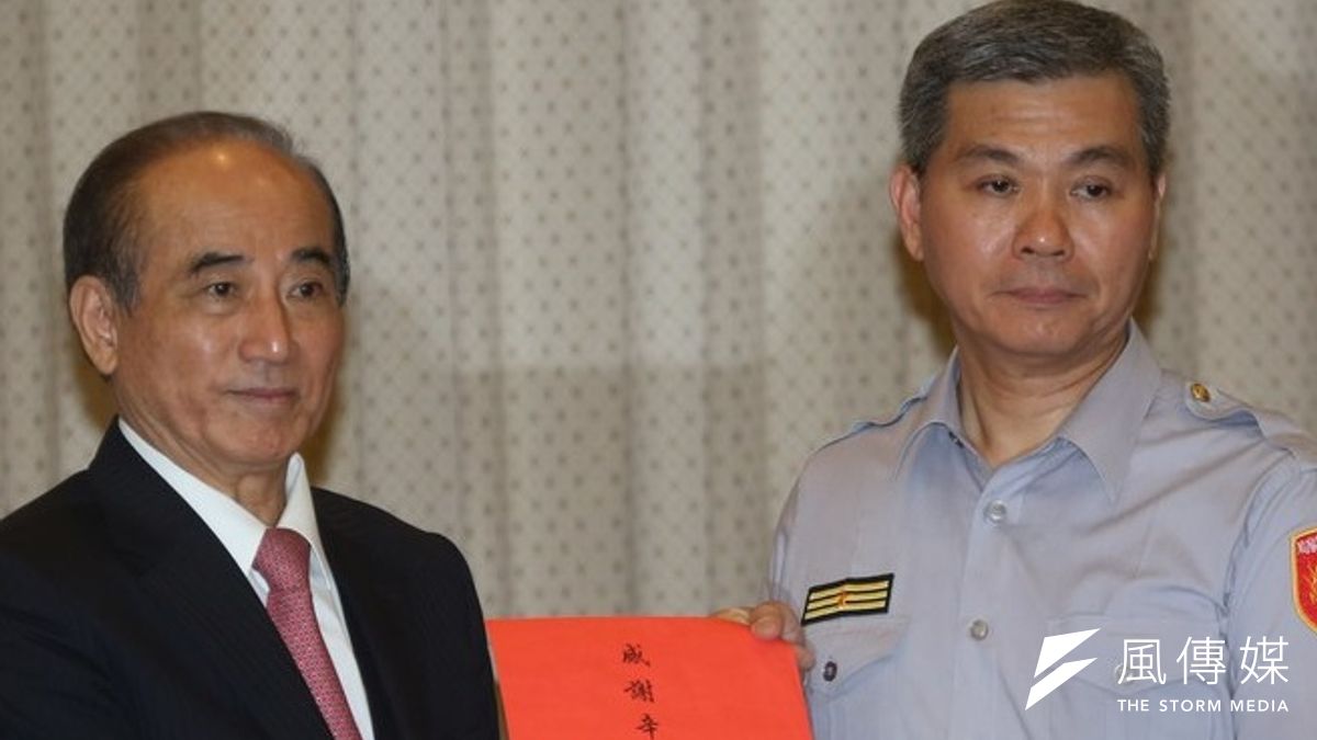 中正一分局局長方仰寧11日上午7時下令驅離公投盟民眾,隨後立法院長王金平並於9時15分頒發慰問金給方仰寧。(余志偉攝) 中正一分局局長方仰寧11日上午7時下令驅離公投盟民眾,隨後立法院長王金平並於9時15分頒發慰問金給方仰寧。(余志偉攝)