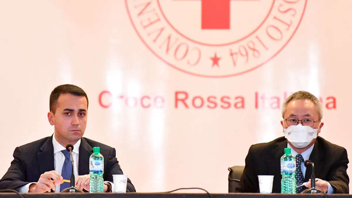 3月13日,義大利外交部長迪馬奧(Luigi Di Maio)與中國駐義大利大使李軍華在羅馬出席記者會。(AP)