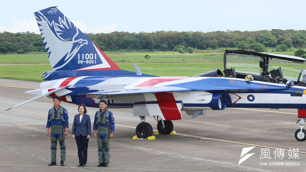 空軍新式高教機「勇鷹號」首飛成功,總統蔡英文(中)出席肯定國機國造新紀錄。(柯承惠攝) 空軍新式高教機「勇鷹號」首飛成功,總統蔡英文(中)出席肯定國機國造新紀錄。(柯承惠攝)