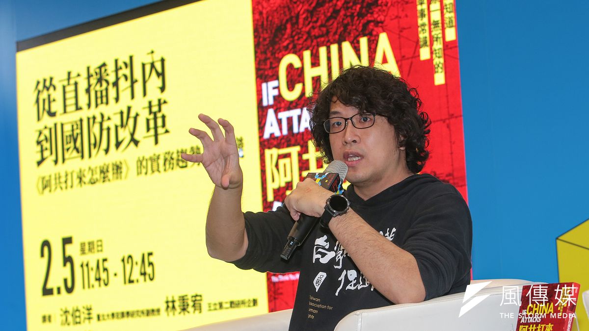 黑熊學院院長沈伯洋狂打認知作戰、販賣芒果乾,居然成了民進黨不分區的台派新門面,也預示了未來綠營的國防新路線。(顏麟宇攝) 黑熊學院院長沈伯洋狂打認知作戰、販賣芒果乾,居然成了民進黨不分區的台派新門面,也預示了未來綠營的國防新路線。(顏麟宇攝)