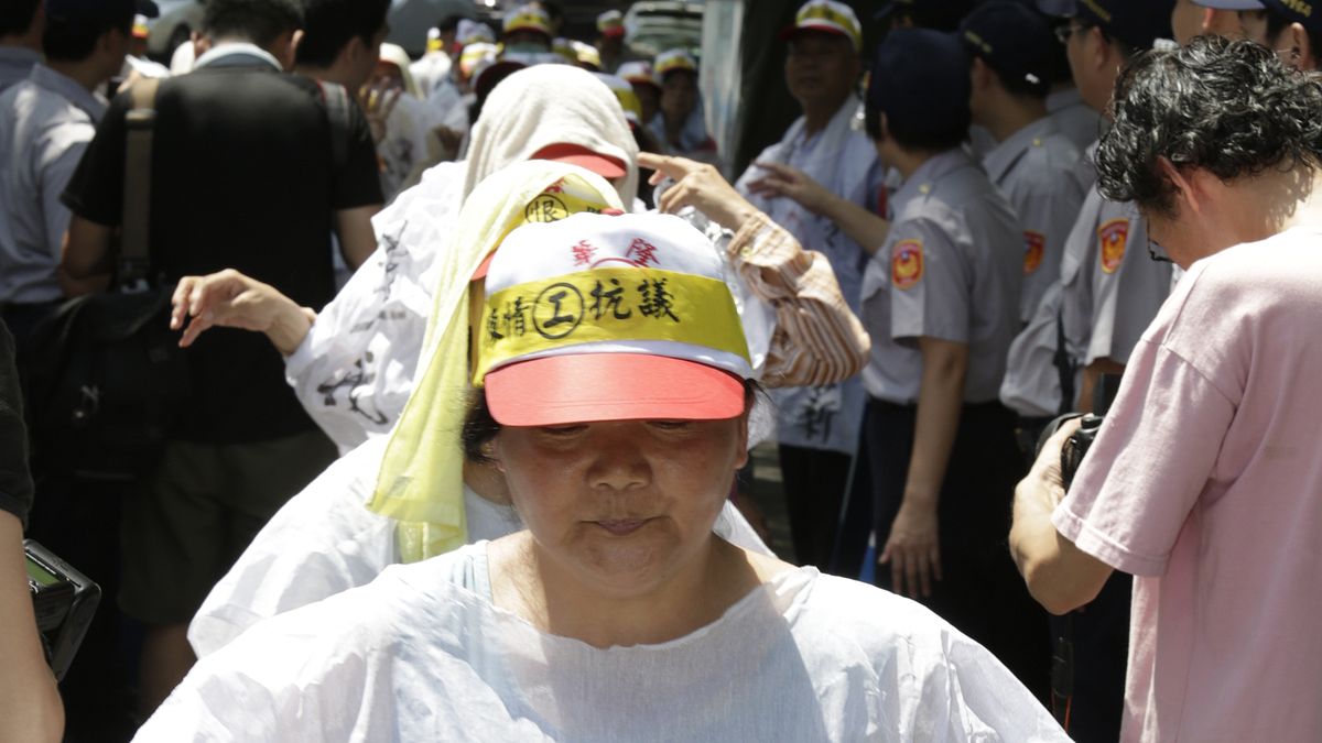 過去因有華隆等企業倒閉,卻因先前未提足勞工退休準備金,導致勞工不但失業,還拿不到被積欠的退休金。 因此新法規定,僱有舊制年資勞工的企業,每年3月底前必須將隔年符合退休資格的勞工退休金存入專戶,否則將挨罰。(資料照,吳逸驊攝) 過去因有華隆等企業倒閉,卻因先前未提足勞工退休準備金,導致勞工不但失業,還拿不到被積欠的退休金。 因此新法規定,僱有舊制年資勞工的企業,每年3月底前必須將隔年符合退休資格的勞工退休金存入專戶,否則將挨罰。(資料照,吳逸驊攝)