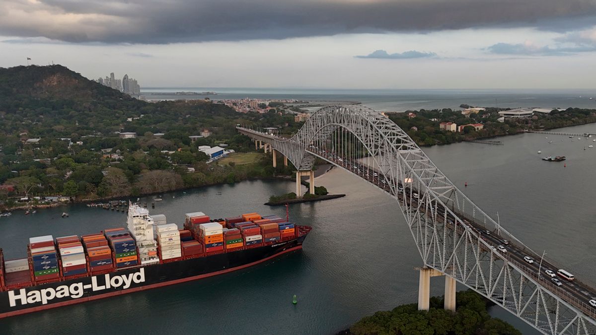 2025年3月13日。一艘貨船航行穿越Las Americas bridge。(AP) 2025年3月13日。一艘貨船航行穿越Las Americas bridge。(AP)