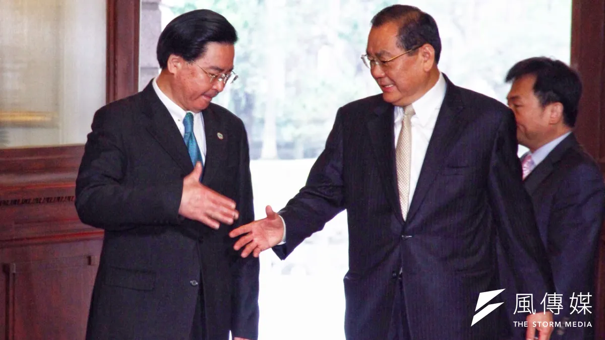 總統府已在23日下午書面方式函覆民進黨接任政府交接小組,但並未直接回應《交接條例》立法事宜。圖為政權交接小組會議吳釗燮(左)、曾永權(右)。(資料照,曾原信攝)