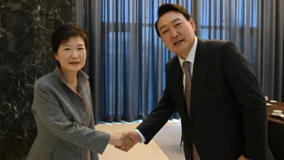 2022年4月12日,南韓候任總統尹錫悅到大邱市達城郡拜訪因特赦出獄的前總統朴槿惠(圖片來源:尹錫悅發言人辦公室)