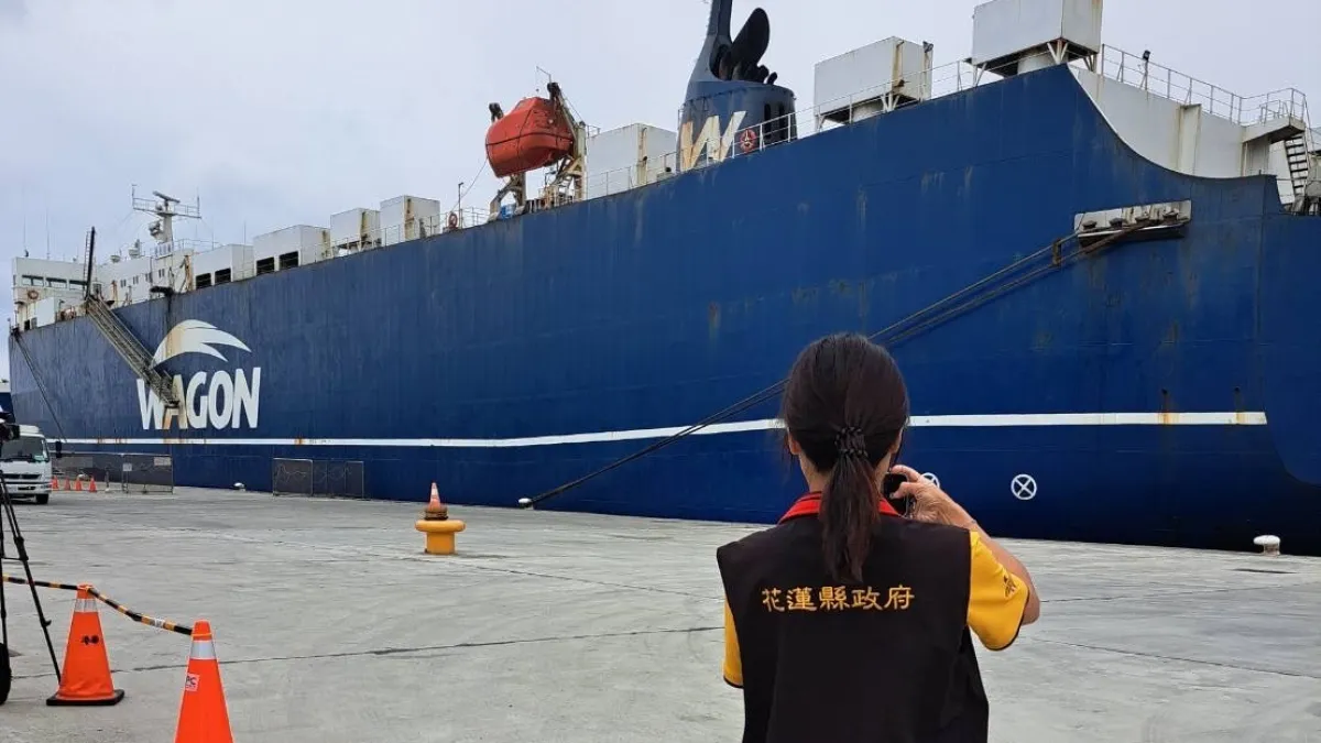 蘇花公路中斷,花蓮縣政府與農業部啟動農漁畜禽產品運費補助,農業處長陳淑雯至花蓮港察看船運情形。(圖/花蓮縣政府提供)