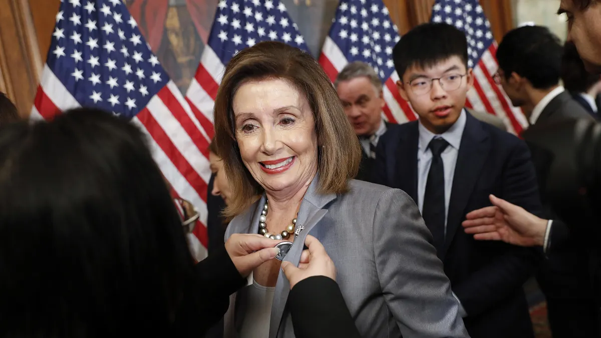 2019年9月,香港反送中民主運動領袖黃之鋒前往美國國會,發表談話,呼籲國際社會支持,眾議院議長裴洛西出面力挺。(AP)