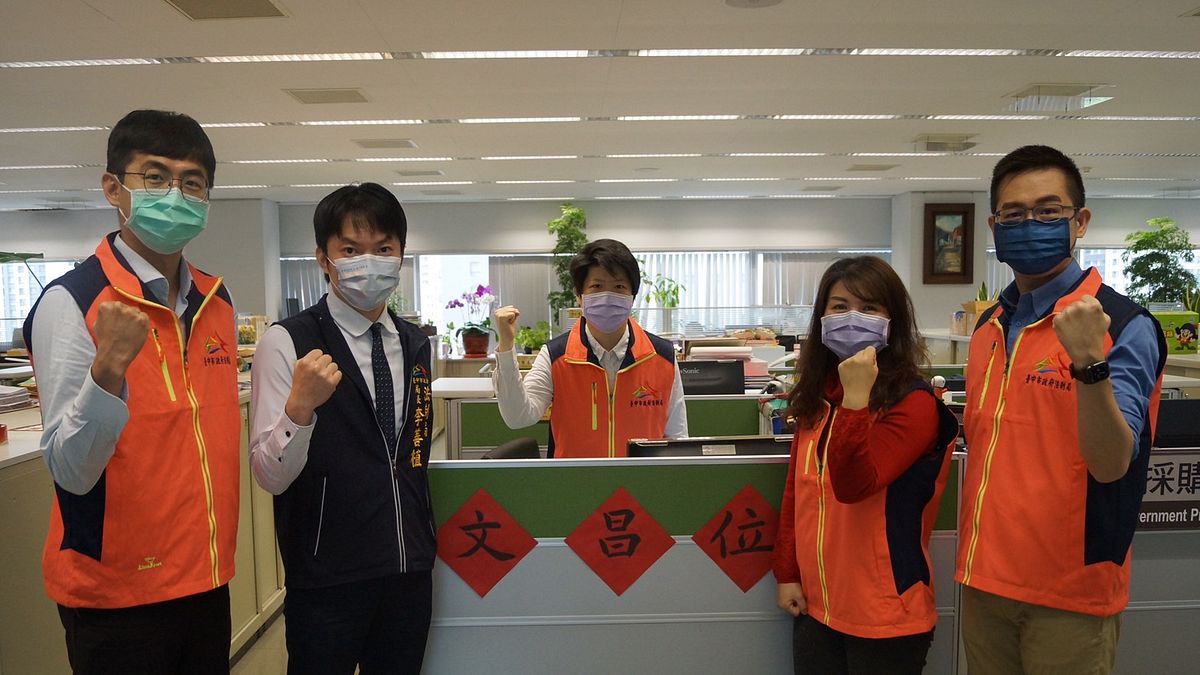 台中市府法制局有一個傳奇的「文昌位」,現在坐位主人剛才通過高考法制報到就任的科員羅蕙玲,「文昌位」還沒坐熱,接著又一舉囊括司法官、執行官、律師、法制金榜。(圖/台中市政府) 台中市府法制局有一個傳奇的「文昌位」,現在坐位主人剛才通過高考法制報到就任的科員羅蕙玲,「文昌位」還沒坐熱,接著又一舉囊括司法官、執行官、律師、法制金榜。(圖/台中市政府)