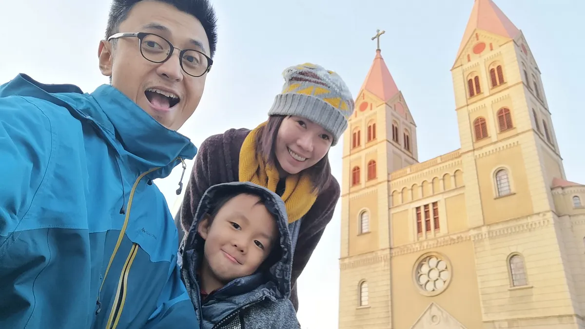 兩性作家大A與旅遊作家藍白拖為夫妻,育有一子。兩人的生活透過所揉合的新模式,找到相處的平衡點。(圖/藍白拖) 兩性作家大A與旅遊作家藍白拖為夫妻,育有一子。兩人的生活透過所揉合的新模式,找到相處的平衡點。(圖/藍白拖)