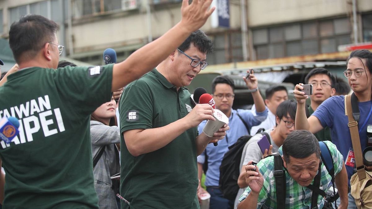 民進黨台北市長參選人姚文智16日前往社子島發表百日衝刺宣言,特別請在場所有人喝一杯85度C咖啡,他表示台灣人不應該在中國打壓的當下,反過來責怪自己的同胞。(姚文智辦公室提供) 民進黨台北市長參選人姚文智16日前往社子島發表百日衝刺宣言,特別請在場所有人喝一杯85度C咖啡,他表示台灣人不應該在中國打壓的當下,反過來責怪自己的同胞。(姚文智辦公室提供)