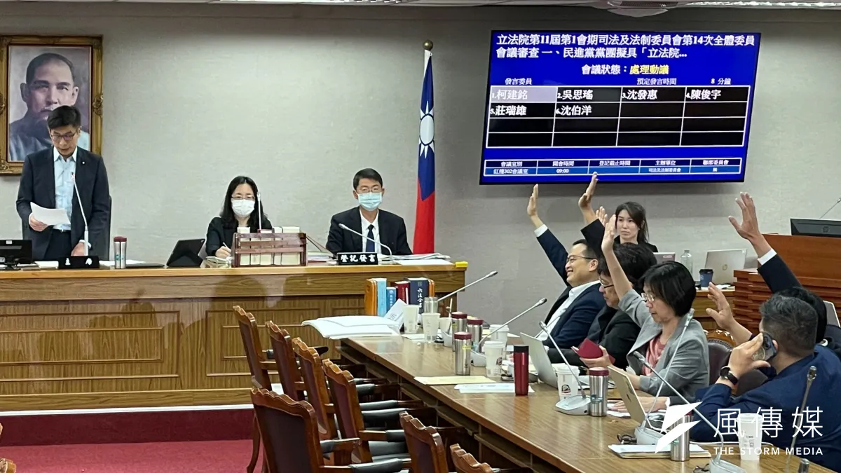 立法院司法法制委員會18日排審民進黨團擬具的國會改革法案,藍委羅智強等人提出散會動議,經議事空轉166分鐘後,表決結果仍為綠委不敵藍委人數優勢。(鍾秉哲攝)