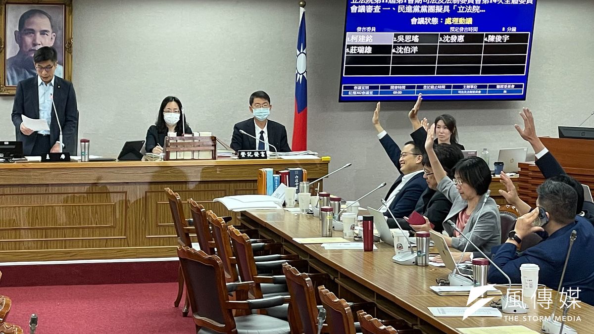 立法院司法法制委員會18日排審民進黨團擬具的國會改革法案,藍委羅智強等人提出散會動議,經議事空轉166分鐘後,表決結果仍為綠委不敵藍委人數優勢。(鍾秉哲攝) 立法院司法法制委員會18日排審民進黨團擬具的國會改革法案,藍委羅智強等人提出散會動議,經議事空轉166分鐘後,表決結果仍為綠委不敵藍委人數優勢。(鍾秉哲攝)