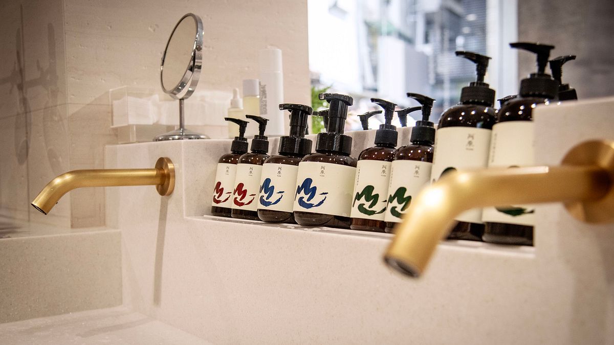【阿原】永康間內設有青草體驗洗手台,邀請旅人親洗阿原經典手工皂,感受青草香氣流動。(圖/阿原提供) 【阿原】永康間內設有青草體驗洗手台,邀請旅人親洗阿原經典手工皂,感受青草香氣流動。(圖/阿原提供)