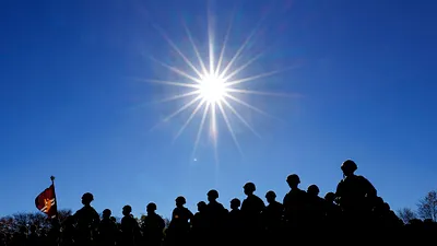 日本陸上自衛隊正在接受首相岸田文雄檢閱。(美聯社)