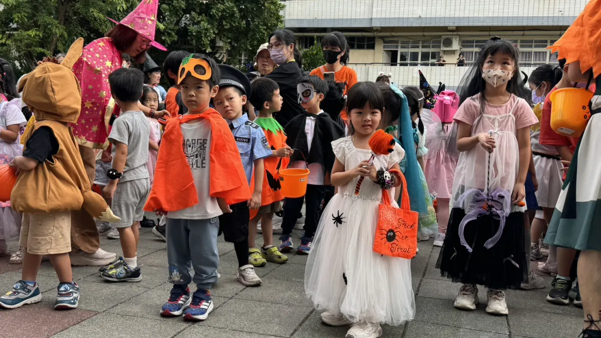 巫婆、吸血鬼攻占校園!高雄正興國小萬聖節變裝大遊行 高雄熊驚喜現身掀高潮。(圖/高市教育局提供)