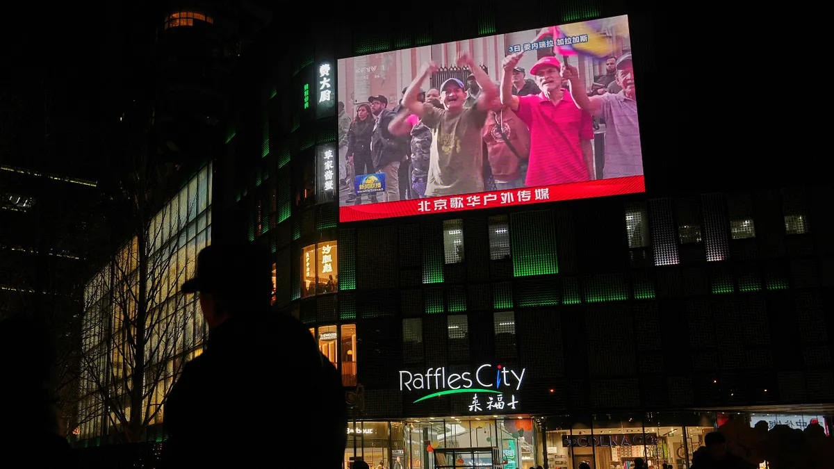 2026年1月4日,美國總統川普宣布抓獲委內瑞拉總統馬杜洛之後,北京一家購物中心的大螢幕播出加拉加斯的現場畫面。(美聯社)