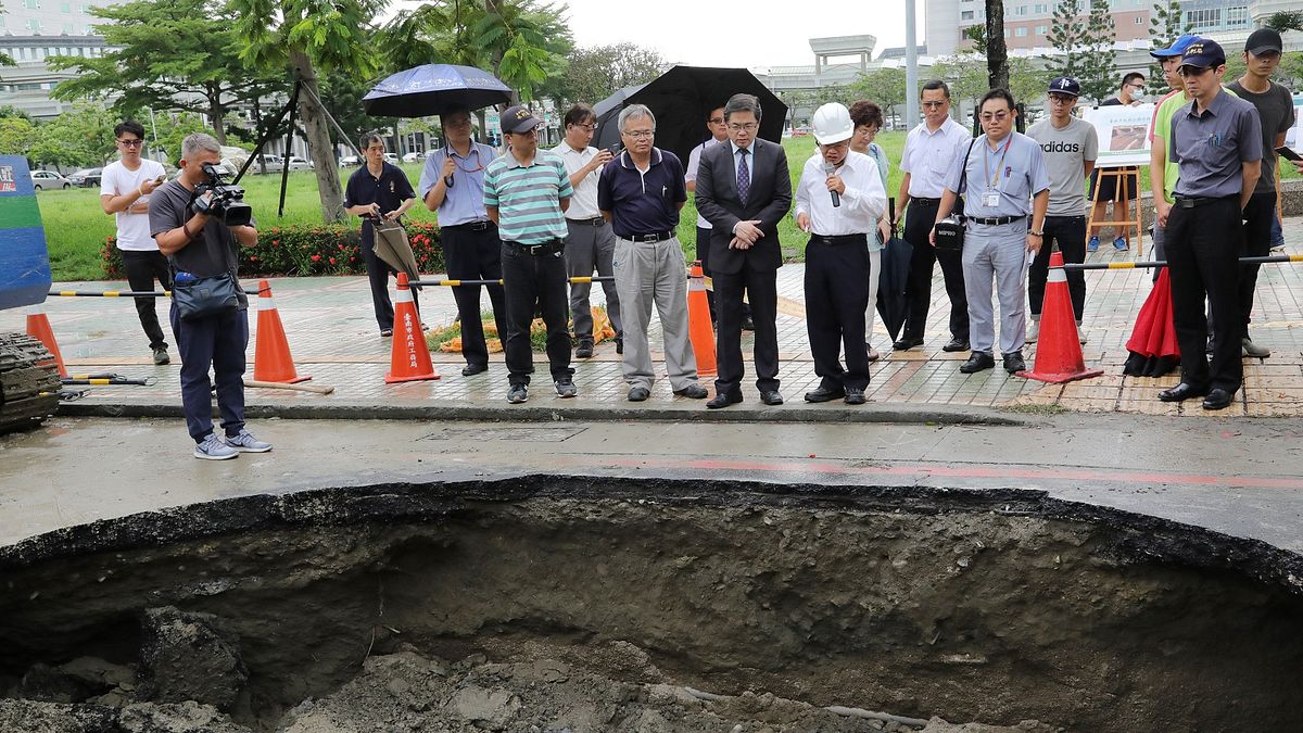 台南連日下雨,造成路面路基沖刷,20日晚上安平區建平路與建平九街口發生路面塌陷,台南市長李孟諺21日前往勘災。(圖/台南市政府提供) 台南連日下雨,造成路面路基沖刷,20日晚上安平區建平路與建平九街口發生路面塌陷,台南市長李孟諺21日前往勘災。(圖/台南市政府提供)