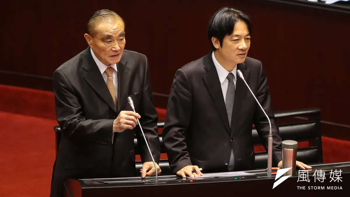 國防部長馮世寬(左)於立院備詢,一句中共攻台可撐兩周以上,引發熱議。(顏麟宇攝)