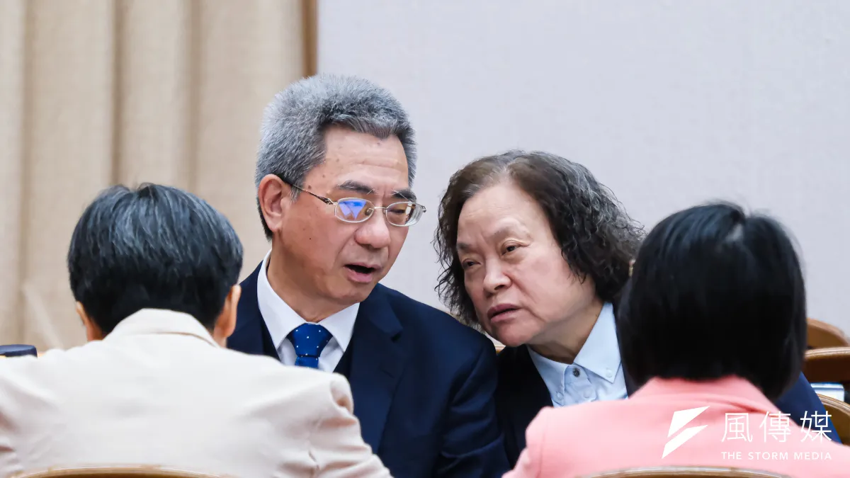 行政院主計長陳淑姿(右)、行政院常務副秘書長李國興(左)立法院財政委員會「稅收超徵還稅於民」公聽會。(資料照,劉偉宏攝)