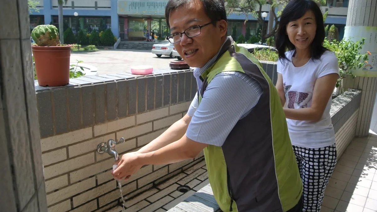 防治腸病毒群聚感染 議員呂維胤走入校園宣導防疫