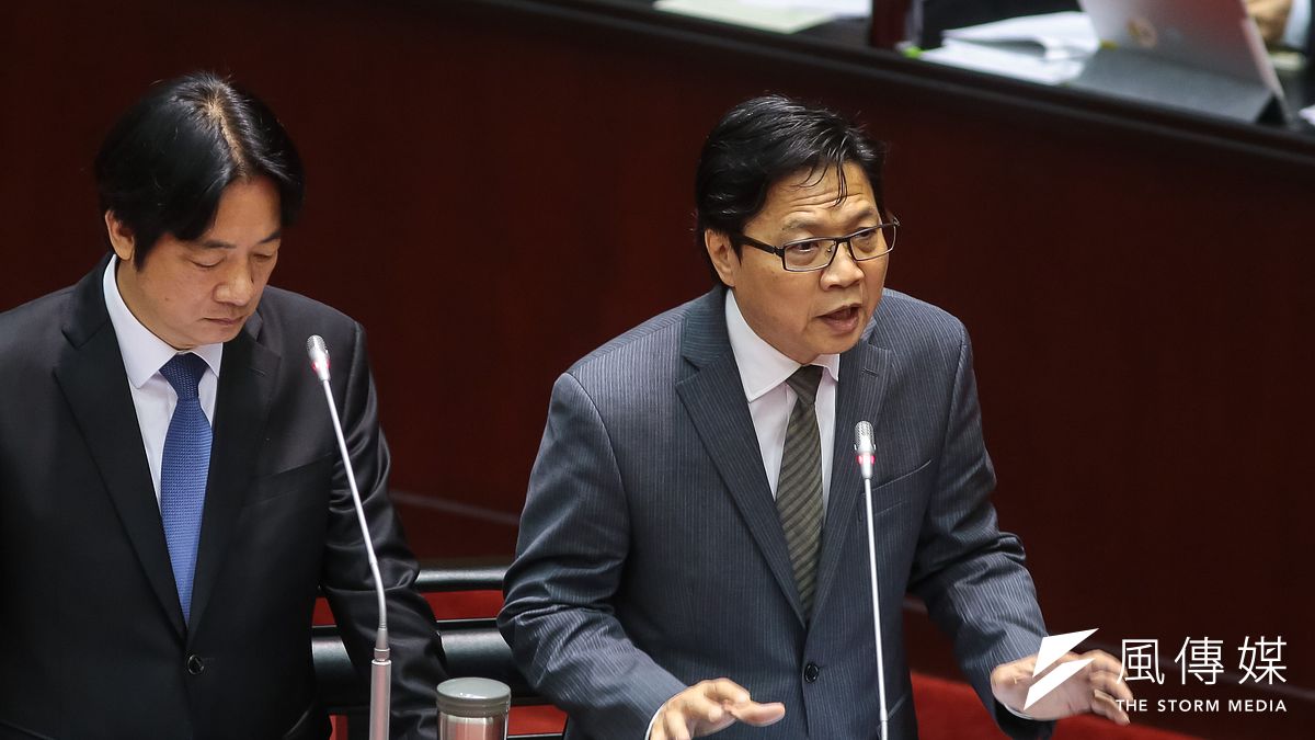 教育部長葉俊榮(右)23日於立院備詢,針對普悠瑪翻車事故卑南國中學生重大傷亡,表示已進行後續輔導工作。(顏麟宇攝) 教育部長葉俊榮(右)23日於立院備詢,針對普悠瑪翻車事故卑南國中學生重大傷亡,表示已進行後續輔導工作。(顏麟宇攝)