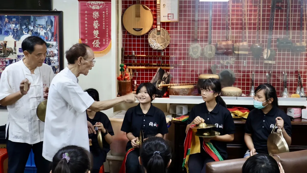 宜蘭頭城國小絲竹團學生體驗北管重金屬打擊樂。(圖/新北市政府文化局提供)
