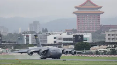 6月6日三名美國參議員乘坐美國空軍C-17運輸機降落台北進行短暫訪問。美國軍機在台灣降落被普遍認為是對中國大陸的底線試探。(BBC中文網)