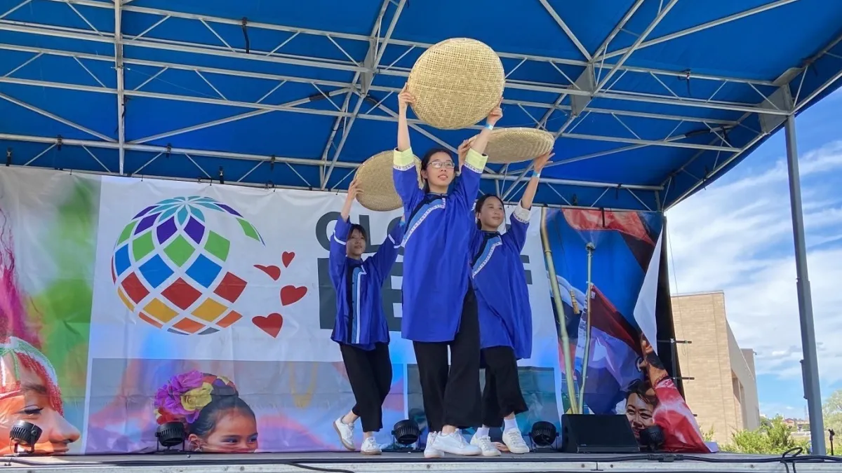 新北文化大使身穿客家服飾,表演充滿活力的客家採茶舞。(圖/新北市政府文化局)
