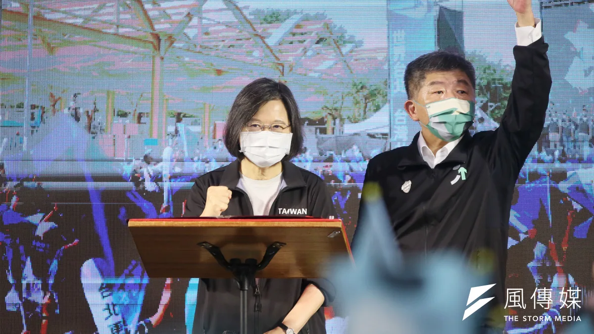 台北市長選舉辯論會前夕,衛福部通過延續高端疫苗EUA,企圖為民進黨候選人陳時中(右)掃雷,但這將成為蔡英文總統(左)的決策汙點。(柯承惠攝)