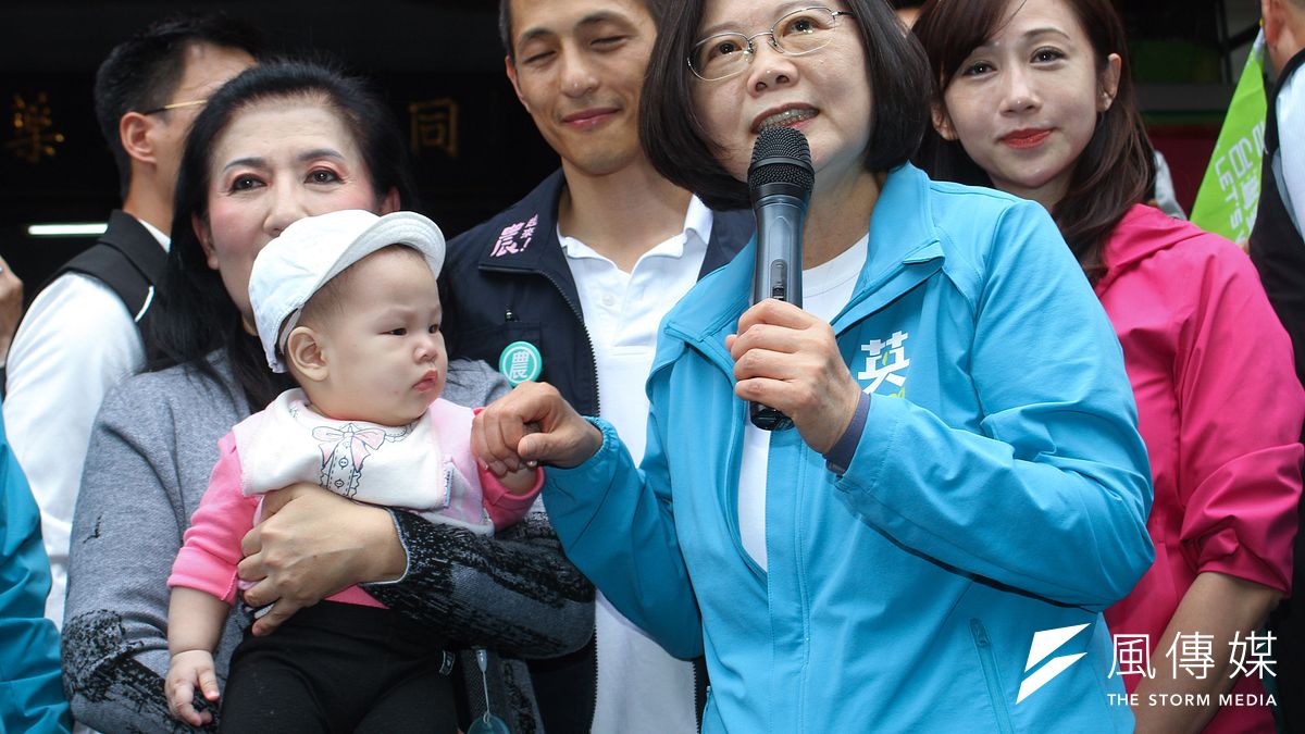 筆者認為,台灣已政黨輪替兩次,民主社會的進步靠的是說真話的人,不是仍在選邊站。圖為總統蔡英文(右)。(資料照,蔡親傑攝) 筆者認為,台灣已政黨輪替兩次,民主社會的進步靠的是說真話的人,不是仍在選邊站。圖為總統蔡英文(右)。(資料照,蔡親傑攝)