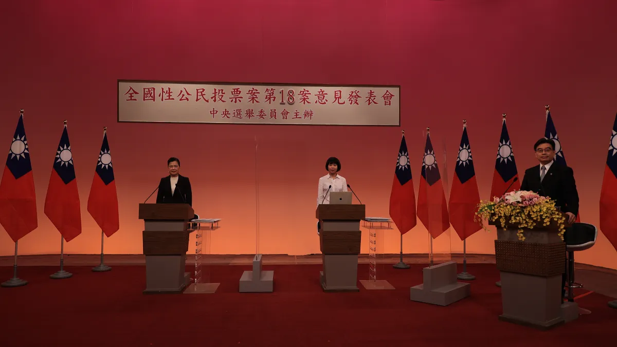 第3場反萊豬公投說明會,由前立委林麗蟬(中)代表正方,對上代表反方的經濟部長王美花(左)。(中選會提供)