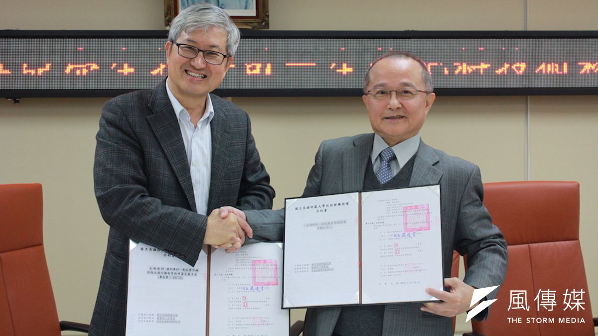 高師大研發團隊於高師大行政大樓六樓會議室,舉辦技轉商品化成果發表會,由校長吳連賞(左)主持。(圖/徐炳文攝) 高師大研發團隊於高師大行政大樓六樓會議室,舉辦技轉商品化成果發表會,由校長吳連賞(左)主持。(圖/徐炳文攝)
