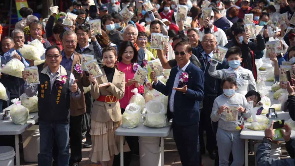 南投縣踏雪尋梅活動開鑼當天,林明溱縣長跟立委馬文君、議員陳淑惠、信義鄉長全志堅、農糧署主任秘書陳啓榮、台語歌手謝宜君及500位民眾一起用信義鄉高山高麗菜DIY手作泡菜。(圖/南投縣政府提供)