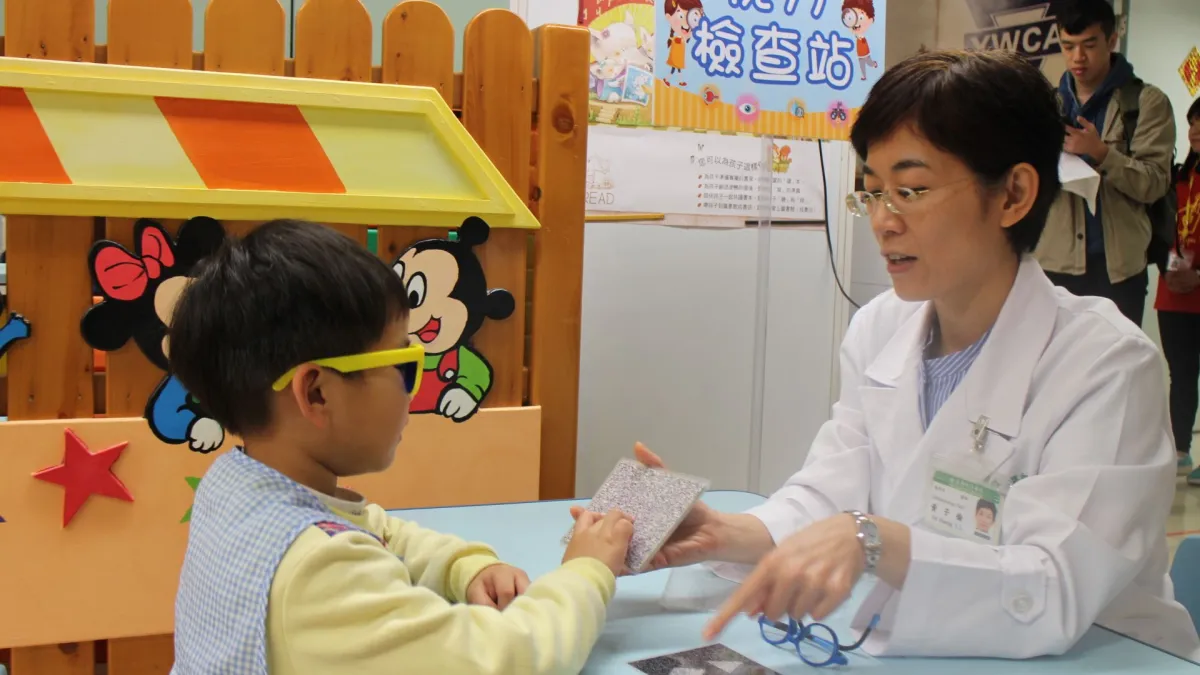 新北自今年起擴大服務針對幼兒園中、大班之視力篩檢異常兒童,給予「疑似視力異常轉介暨通知單」,家長可帶孩子到眼科醫療院所接受免費檢查,同時透過專業眼科醫師的解說及發放護眼宣導單,以提升家長健康識能。 (圖/新北市衛生局提供)