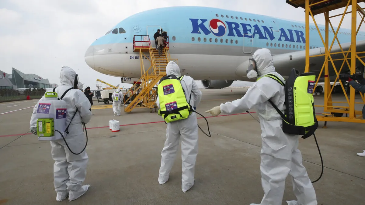 武漢肺炎疫情肆虐,南韓仁川機場也對載客班機進行徹底消毒。(美聯社)