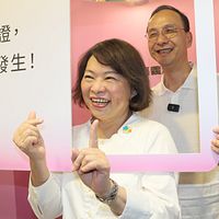 嘉義市長の黄敏惠(左)は国民党の南台湾唯一の執政地方首長だが、任期8年満了を迎えるも後継者不在で、国民党中央は2026年の前線陥落を懸念している。(資料写真、柯承惠撮影) 嘉義市長の黄敏惠(左)は国民党の南台湾唯一の執政地方首長だが、任期8年満了を迎えるも後継者不在で、国民党中央は2026年の前線陥落を懸念している。(資料写真、柯承惠撮影)