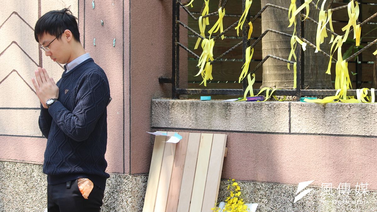 民眾到內湖女童命案現場悼念女童。 (現在於四月一日已經由北市環保局清理/資料照,杜兆倫攝) 民眾到內湖女童命案現場悼念女童。 (現在於四月一日已經由北市環保局清理/資料照,杜兆倫攝)