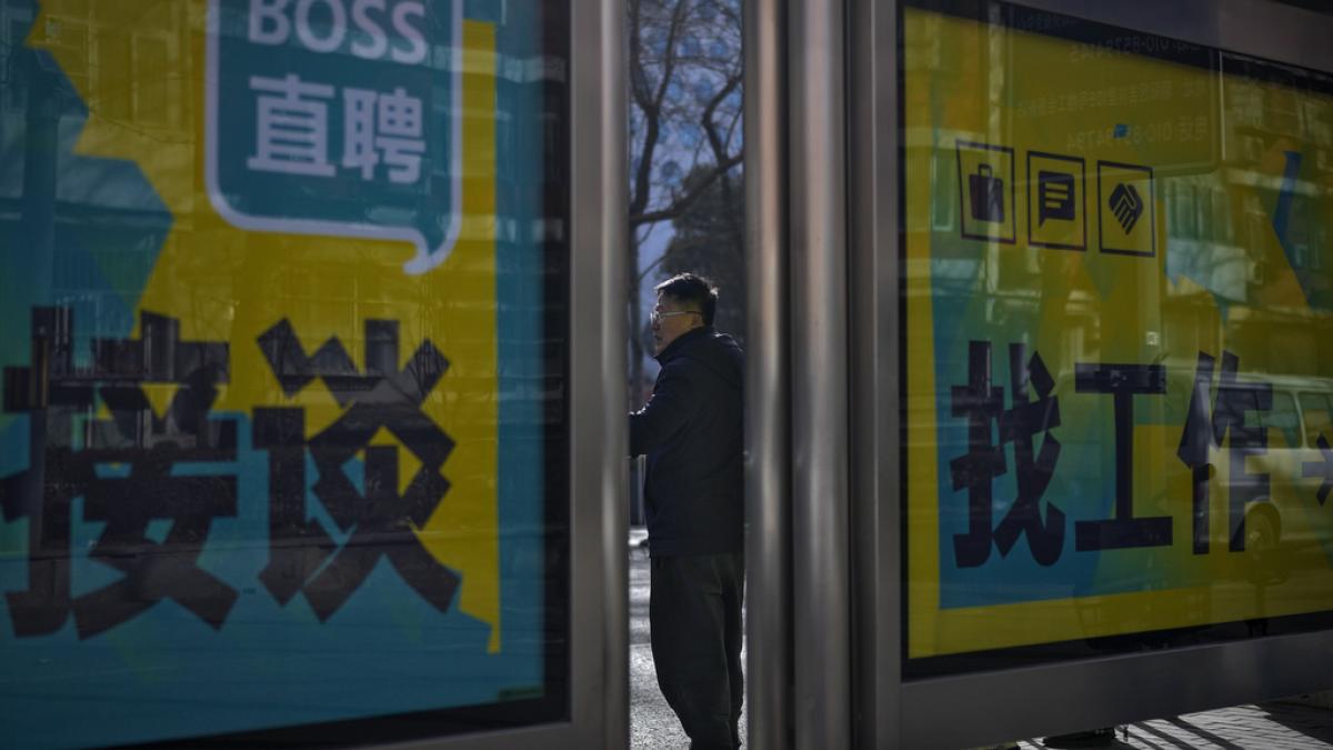 北京觀察》台上談政治、台下找工作!中共建黨105盛大慶典 中國青年嘆:投了上百份簡歷沒回音?