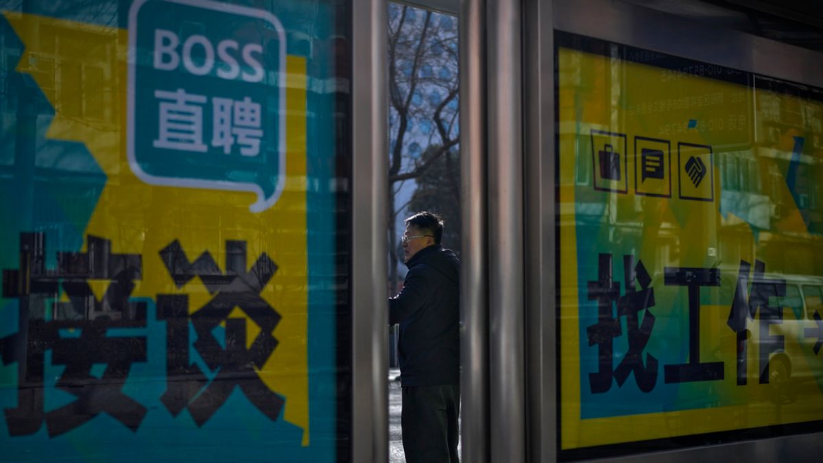 中國青年花費16個小時,只為爭奪平均日薪只有人民幣160元(約新台幣720元)的臨時工。(示意圖/AP) 中國青年花費16個小時,只為爭奪平均日薪只有人民幣160元(約新台幣720元)的臨時工。(示意圖/AP)