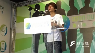 台獨機關槍李柏璋特地從台南北上挺醫師柯文哲參選台北市長。(王立柔攝)