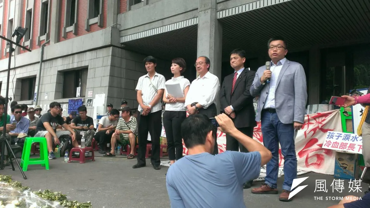 民進黨立委柯建銘(中)向學生說明朝野協商過程,民進黨要求行政院應主動重新公告101年舊課綱 ,並且支應加印舊課綱教材的經費。(陳耀宗攝)