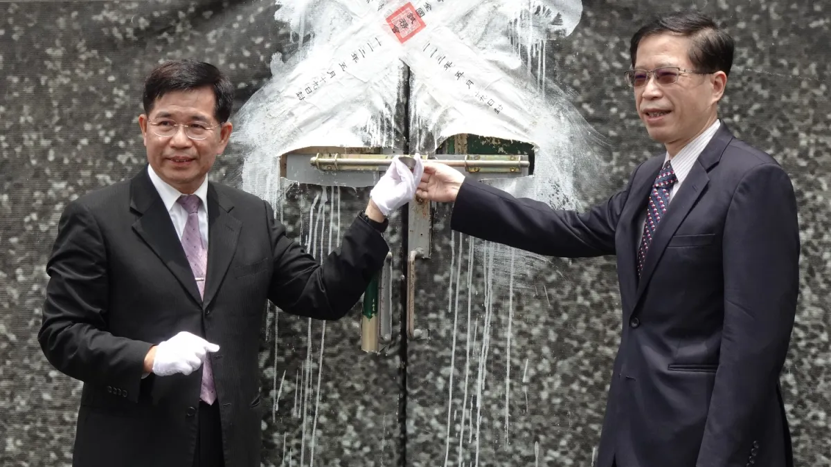 部長潘文忠與副校長宋曜廷於國教院中部辦公室國中教育會考印卷闈場啟闈。(圖/教育部提供)
