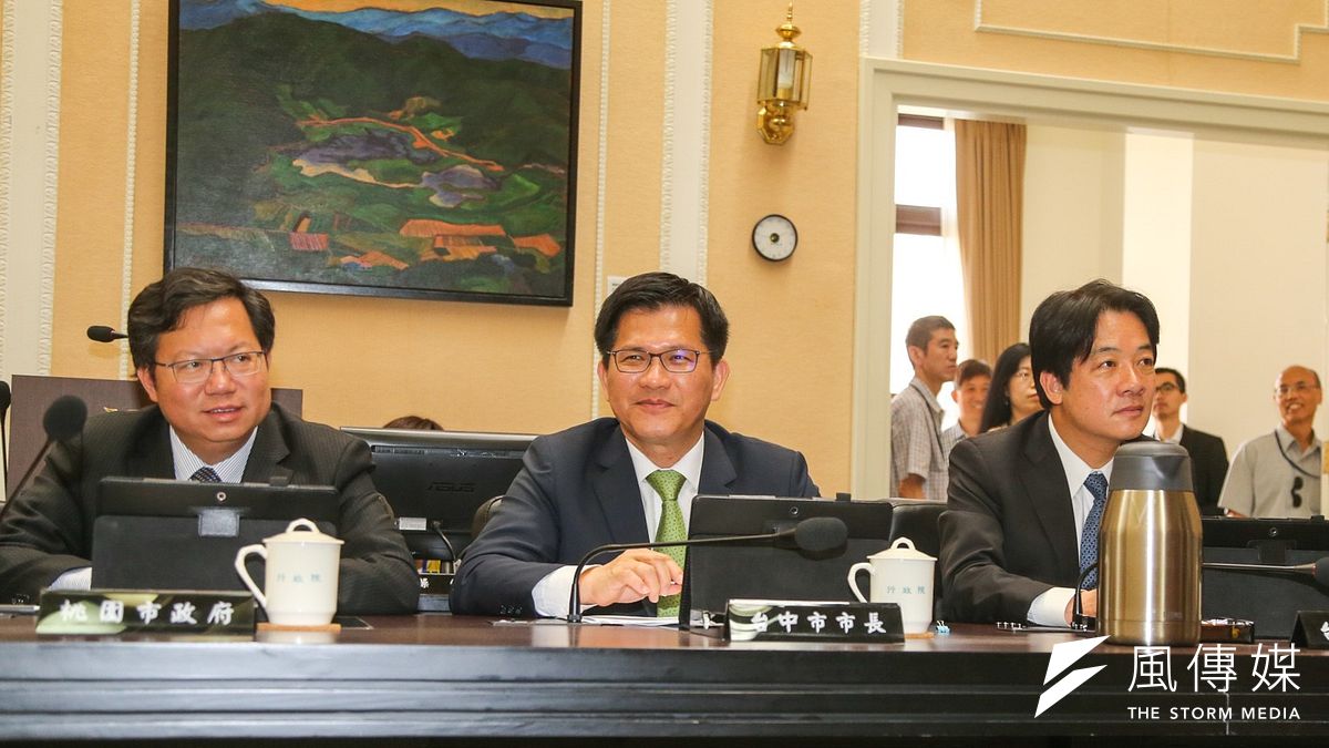 藻礁公投議題延燒,民進黨高層指出,在接班戰爭中名列前茅的副總統賴清德(右)、桃園市長鄭文燦(左)並未承接新潮流和連結社運團體的能量。(資料照,陳明仁攝) 藻礁公投議題延燒,民進黨高層指出,在接班戰爭中名列前茅的副總統賴清德(右)、桃園市長鄭文燦(左)並未承接新潮流和連結社運團體的能量。(資料照,陳明仁攝)