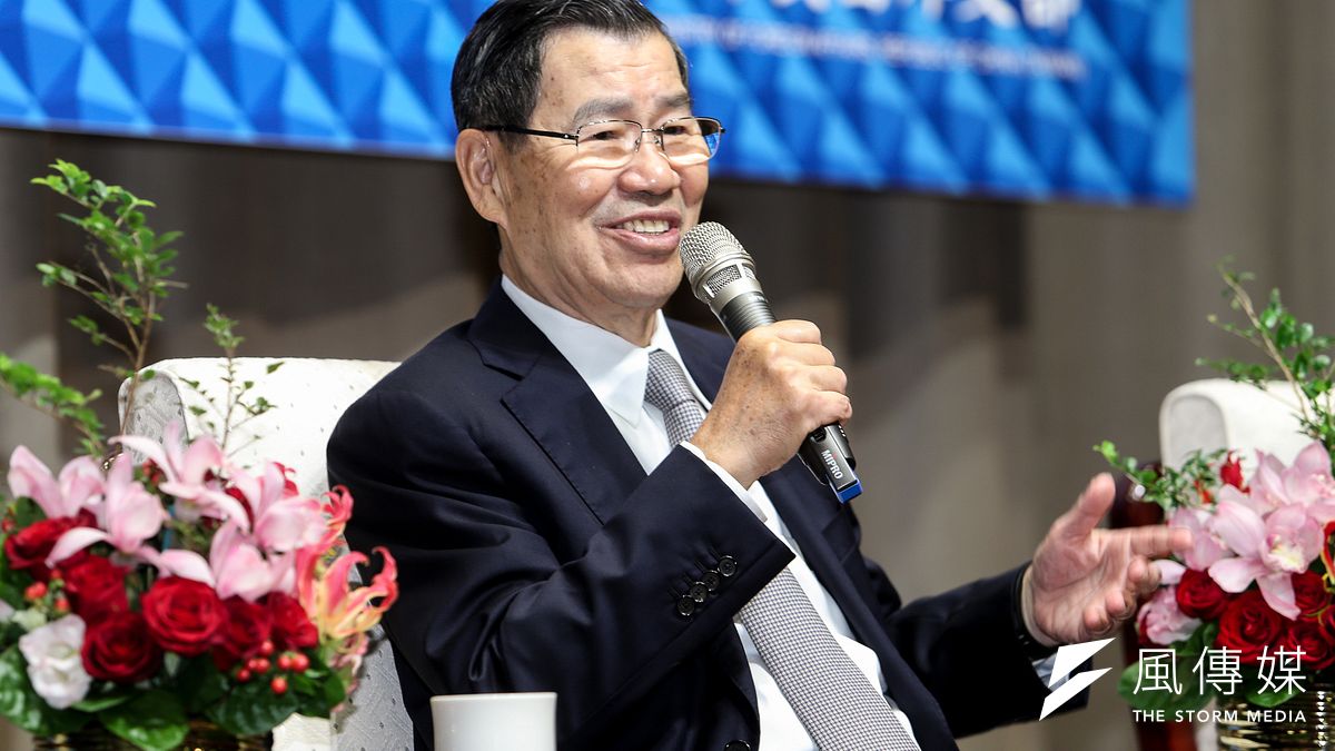 前副總統蕭萬長16日將以領袖代表身分,前往菲律賓出席APEC領袖高峰會。(陳明仁攝) 前副總統蕭萬長16日將以領袖代表身分,前往菲律賓出席APEC領袖高峰會。(陳明仁攝)