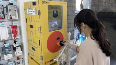 民眾若想體驗乾電池自動回收服務,可到指定合作店家,透過「ECOCO 乾電池智慧型回收機」回收電池累積點數,再以點數兌換電子及紙本折價券。(圖/台中市政府環保局)