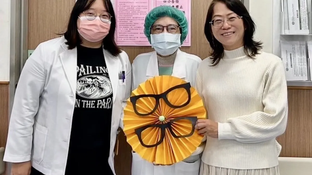 安南醫院副院長洪純玲(圖中)杜素芳和驗光師(右一)。(圖/台南市政府提供)